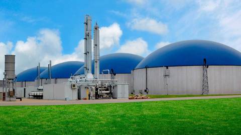 Planta de biogás com biodigestores de cúpula e torre de tratamento